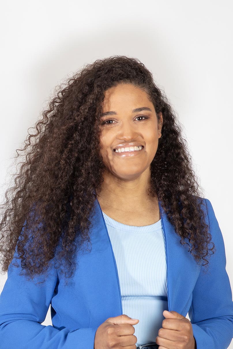 Luci Heredia, abogada de extranjería y familia, sonriendo con un blazer azul